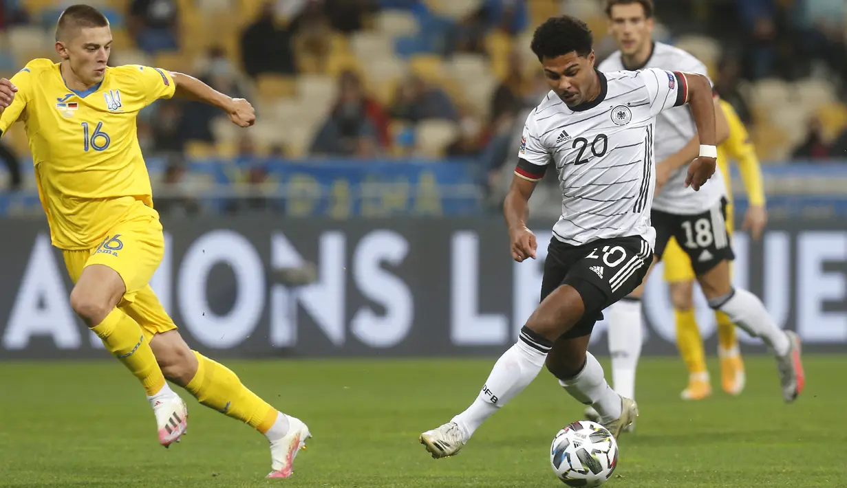 Gelandang Jerman, Serge Gnabry menggiring bola dari kawalan bek Ukraina, Vitaliy Mykolenko pada pertandingan  UEFA Nations League di Stadion Olimpiyskiy di Kyiv, Ukraina, Sabtu (10/10/2020). Jerman menang 2-1 atas Ukraina. (AP Photo/Efrem Lukatsky)