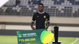 Penyerang Adhyaksa FC Banten, Adilson Silva, mendaptkan penghargaan sebagai Pencetak Gol Terbanyak di arena Pegadaian Championship 2025/26. (Bola.com/Abdul Aziz)