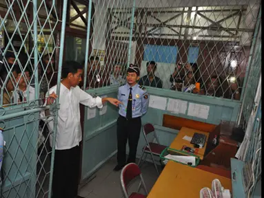 Presiden Joko Widodo melakukan kunjungan kerja ke Provinsi Kalimantan Barat. Tampak, Presiden Joko Widodo saat meninjau Pos Pemeriksaan Lintas Batas Entikong Rabu, (21/1/2015). (Setpres/Agus Suparto)