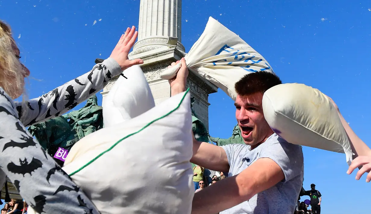 Keseruan sejumlah peserta saat mengikuti perang bantal dalam Hari Perang Bantal Sedunia (International Pillow Fight Day) 2017 di Budapest, Hongaria (1/4). Perang bantal ini tidak membuat orang saling melukai. (Tamas Kovacs / MTI via AP)