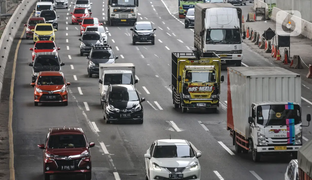 Arus kendaraan saat melintas di ruas Tol Jakarta-Cikampek, Bekasi, Jawa Barat, Kamis (30/12/2021). Sebanyak 143.660 kendaraan tercatat meninggalkan Jakarta lewat empat gerbang tol (GT) utama, antara lain Cikampek Utama, Kalihurip Utama, Ciawi, dan Cikupa. (merdeka/com/Iqbal S Nugroho)