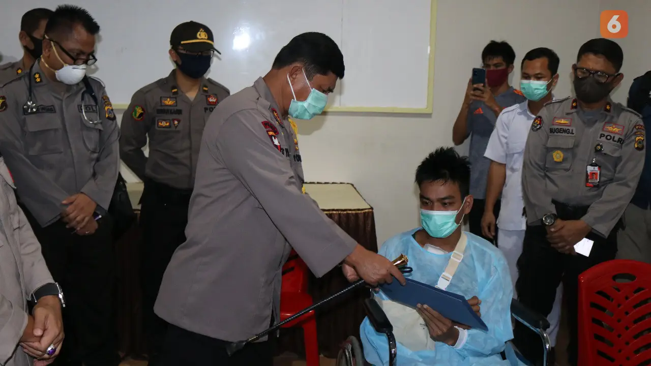 Kapolda Sulteng memberikan Surat kenaikan pangkat dari Kapolri kepada Briptu Ilham Suhayar