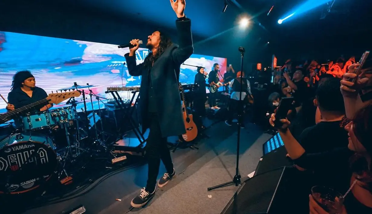 Kali ini, Ello terlihat lebih rapi dengan long coat. Tetap dengan warna favoritnya, hitam, Ello tampak memadukan kemeja, long coat, dengan celana jeans, dan sneakers, menghadirkan tampilan semi-formal yang menawan. Foto: Instagram.