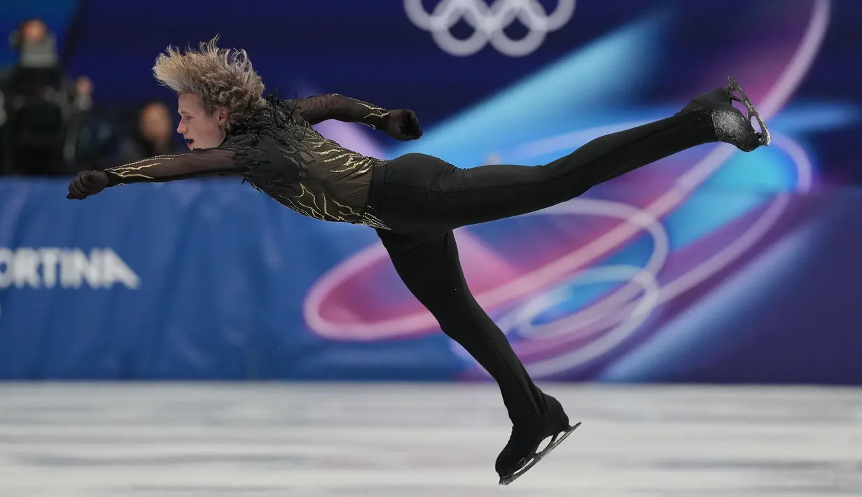 Malinin dikenal luas dengan julukan “Quad God” karena kemampuan teknisnya yang luar biasa, terutama sebagai satu-satunya skater yang berhasil melakukan quadruple axel. (AP Photo/Stephanie Scarbrough)
