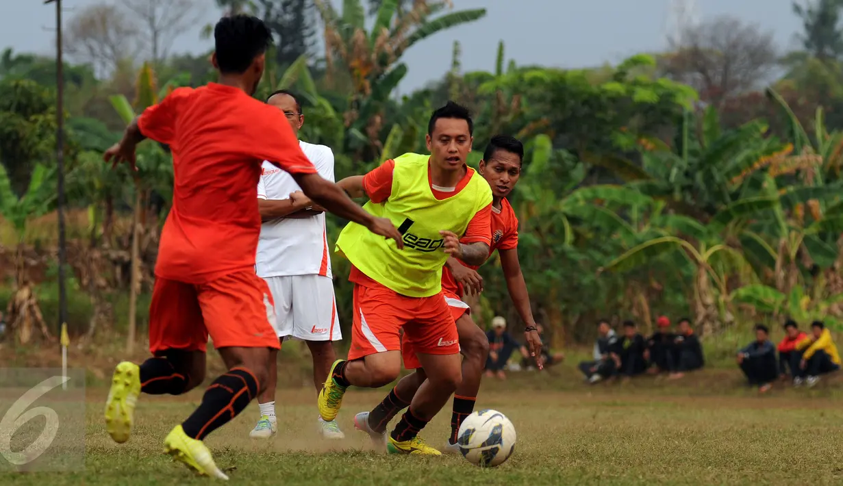 Mahadirga Lasut saat mengikuti latihan bersama Persija di National Youth Training Centre, Sawangan, Depok, Senin (2/11/2015). Dirga Lasut pernah tampil memperkuat sayap timnas Indonesia U-23 pada 2009-2011 lalu. (Liputan6.com/Helmi Fithriansyah)