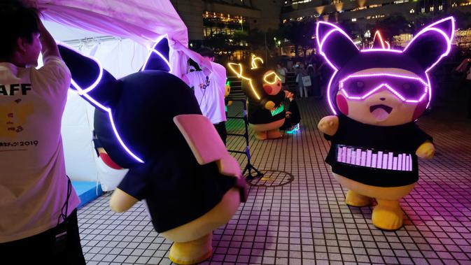 Para peserta dengan pakaian Pikachu, karakter ikonik serial animasi Pokemon, berpartisipasi dalam parade tahunan Pikachu di Yokohama, Jepang, 8 Agustus 2019. Pikachu sendiri merupakan Pokemon berwarna kuning yang sangat terkenal dan banyak orang-orang di dunia yang menggemarinya. (Kazuhiro NOGI/AFP)