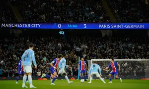 Layar menampilkan skor usai pemain PSG Vitinha mencetak gol ketiga timnya ke gawang Manchester City dalam laga Liga Champions antara Man City vs PSG di Manchester, Inggris, Rabu, 14 Oktober 2026. (AP Photo/Dave Thompson)