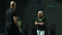 Pelatih Persib Bandung, Roberto Gomez saat memimpin timnya melawan Mitra Kukar pada laga Liga 1 Indonesia di GBLA, (8/4/2018). Persib unggul sementara 2-0. (Bola.com/Nick Hanoatubun)