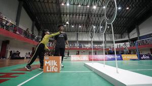 Peserta Festival SenengMinton Purwokerto 2025 melakukan tantangan Throwing The Shuttlecock yakni melempar kok ke dalam lubang target. Festival ini digelar di Gedung Serba Guna GOR Satria Purwokerto, Sabtu (8/11/2025). (Dok. Bakti Olahraga Djarum Foundation)