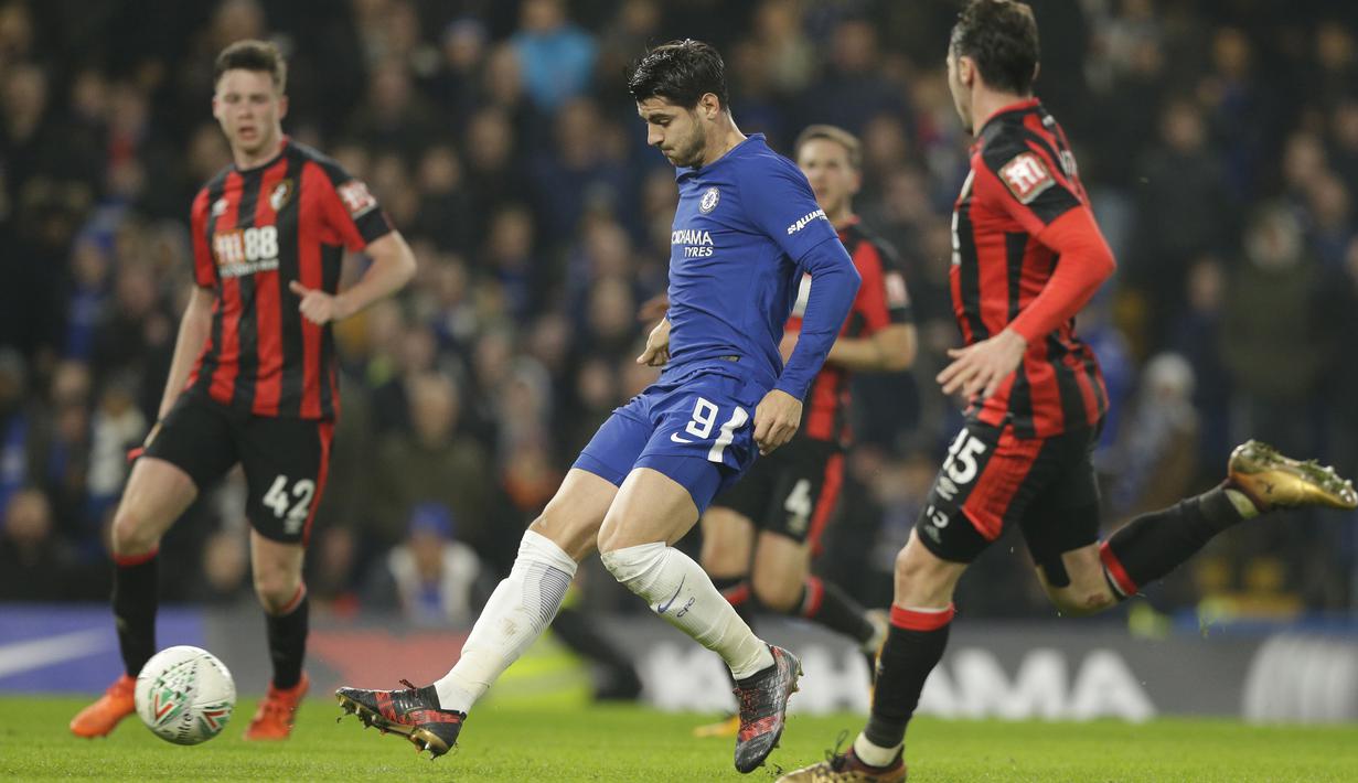 Pemain Chelsea, Alvaro Morata (tengah) saat mencetak gol ke gawang Bournemouth pada laga perempatfinal Piala Liga Inggris di Stamford Bridge stadium, London, (20/12/2017). Chelsea menang 2-1. (AP/Alastair Grant)