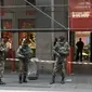 Pasca-serangan pria berpisau, tentara dan polisi Prancis berjaga-jaga di lokasi kejadian. (BBC) 
