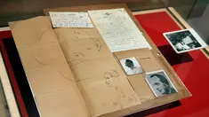 Berkas laboratorium forensik yang membandingkan foto Adolf Eichmann dengan Ricardo Klement yang ditampilkan di Jewish Heritage, New York (14/7). Dalam pelariannya Adolf Eichmann mengganti identitasnya menjadi Ricardo Klement. (AP Photo/Richard Drew)