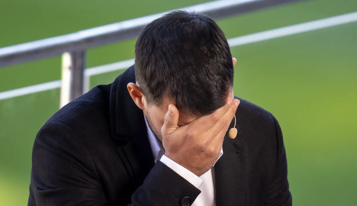 Striker Barcelona Sergio Aguero menangis saat konferensi pers di stadion Camp Nou di Barcelona, Spanyol, Rabu (15/12/2021). Sergio Aguero telah mengumumkan pengunduran dirinya dari sepak bola pada hari Rabu karena penyakit jantung. (AP Photo/Emilio Morenatti)