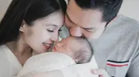 Sandra Dewi, Harvey Moeis dan buah cinta pertama mereka, Raphael Moeis [foto: instagram.com/sandradewi88]