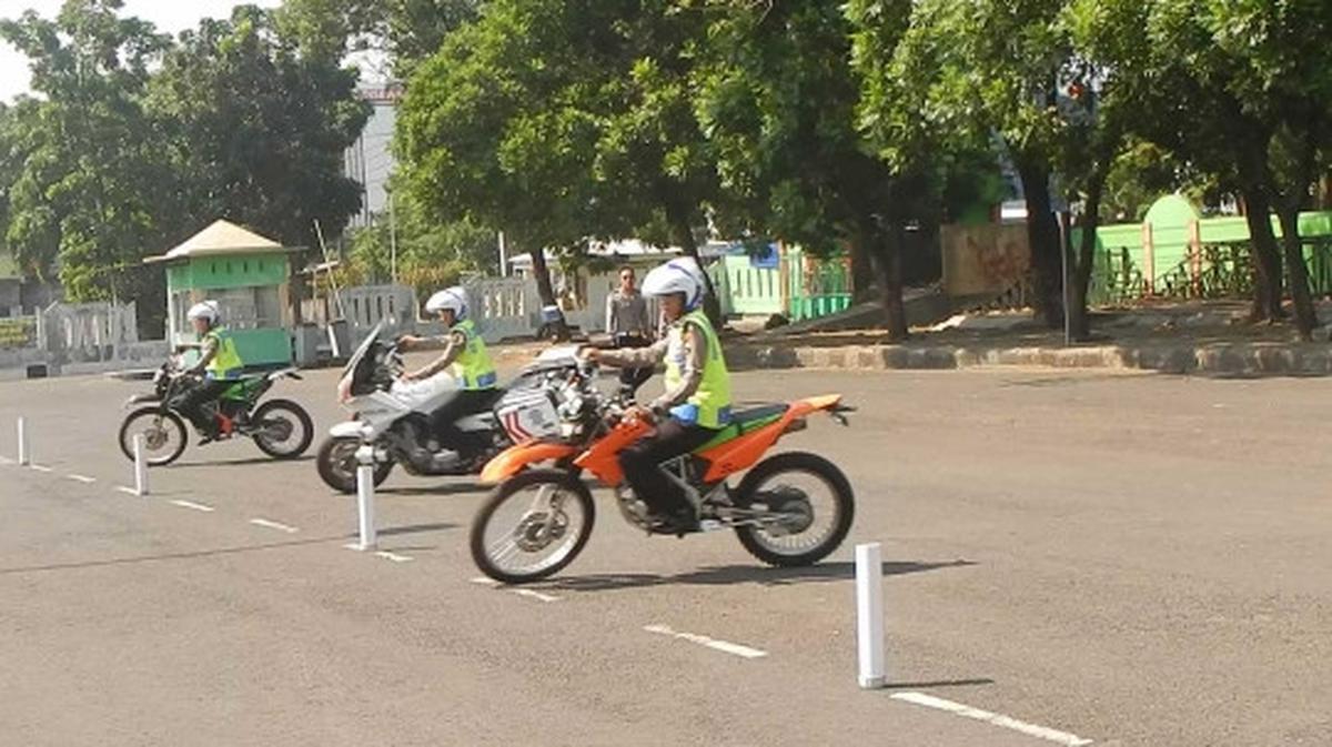 Aksi Srikandi Polantas Banyumas bermanuver dengan motor gede