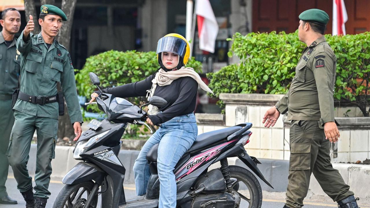 Aksi Polisi Syariat Aceh Razia Perempuan Berpakaian Ketat dan Laki-Laki Bercelana Pendek