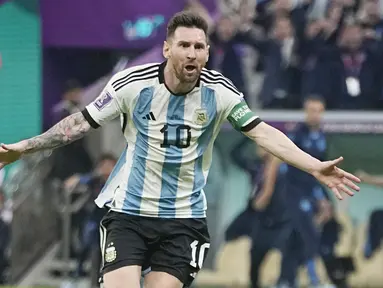 Penyerang Argentina, Lionel Messi berselebrasi setelah mencetak gol ke gawang Meksiko selama pertandingan grup C Piala Dunia 2022 Qatar di Stadion Lusail di Lusail, Qatar, Minggu 27 November 2022. Argentina menang atas Meksiko dengan skor 2-0. (AP Photo/Ariel Schalit)