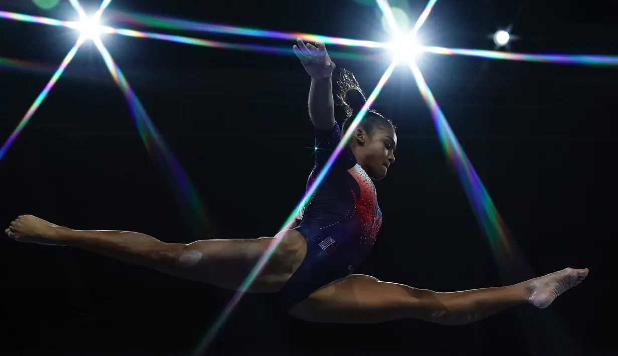 Pesenam Prancis, Melanie De Jesus Dos Santos beraksi pada final nomor balok keseimbangan putri Kejuaraan Dunia Senam di Stuttgart, Jerman, Selasa (10/9/2019). Ini untuk ketiga kalinya Stuttgart menjadi tuan rumah bagi ajang yang digelar 4 Oktober sampai 13 Oktober mendatang. (Lionel BONAVENTURE/AFP)
