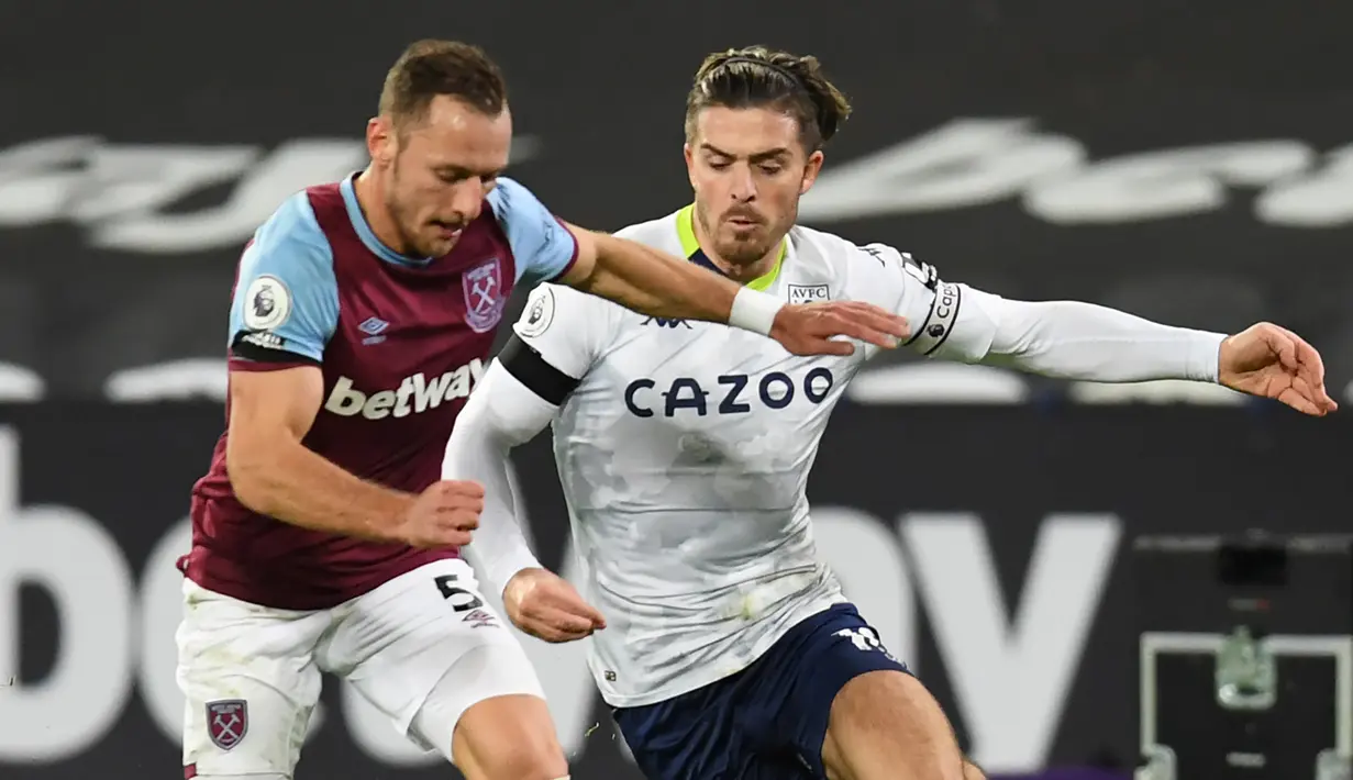 Bek West Ham United, Vladimir Coufal, berebut bola dengan gelandang Aston Villa, Jack Grealish, pada laga lanjutan Liga Inggris di Stadium of London, Selasa (1/12/2020) dini hari WIB. West Ham menang 2-1 atas Aston Villa. (AFP/Neil Hall/pool)