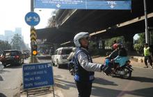 Pemandangan sepeda motor masuk Tol JORR depan Citos