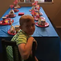 Mahlon Layne di pesta ulang tahun ke-9, di mana tak satupun tamunya datang. (Foto: peanutlayne.com)