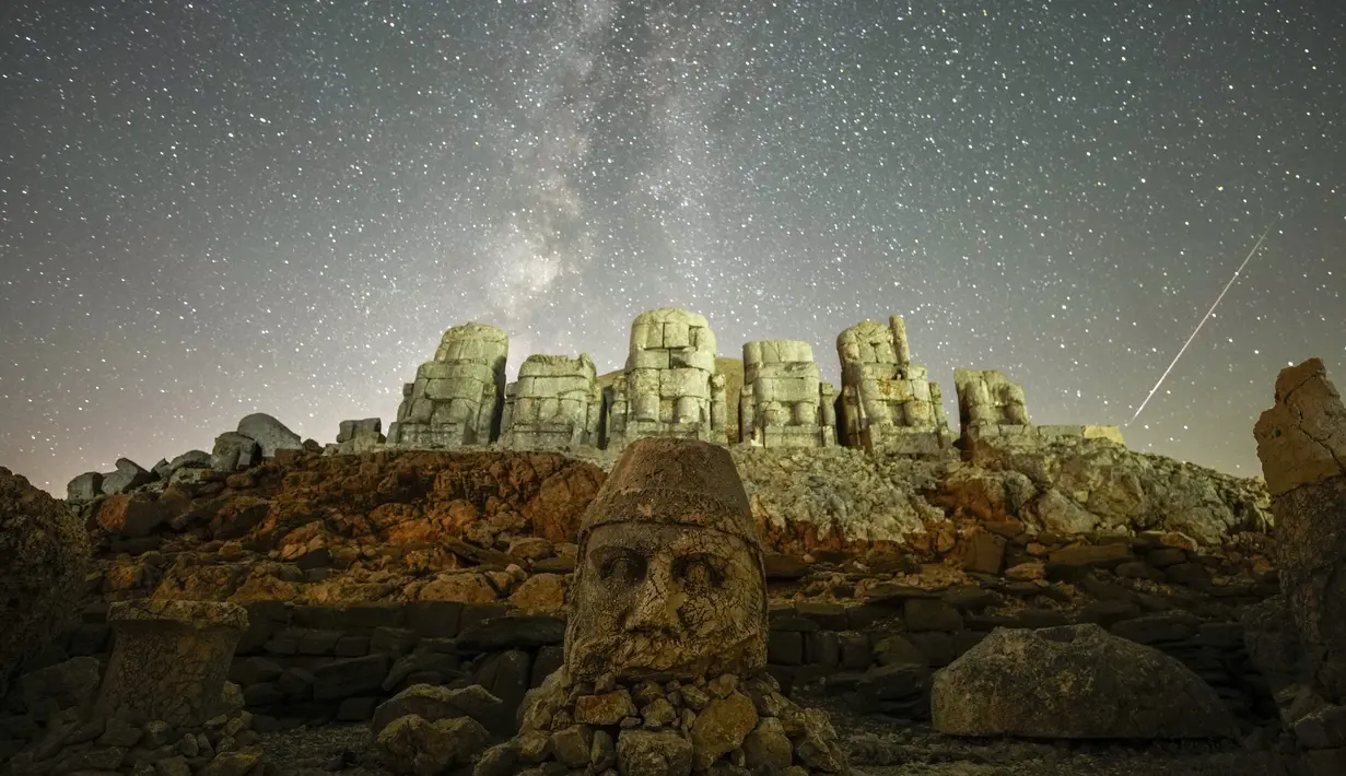 Patung-patung kuno terlihat saat hujan meteor Perseid di puncak Gunung Nemrut di tenggara Turki,Senin, 12 Agustus 2024. (AP Photo/Emrah Gurel)