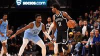 Pemain Nets Kyrie Irving dijaga pemain Grizzlies Jaren Jackson Jr pada lanjutan NBA (AFP)