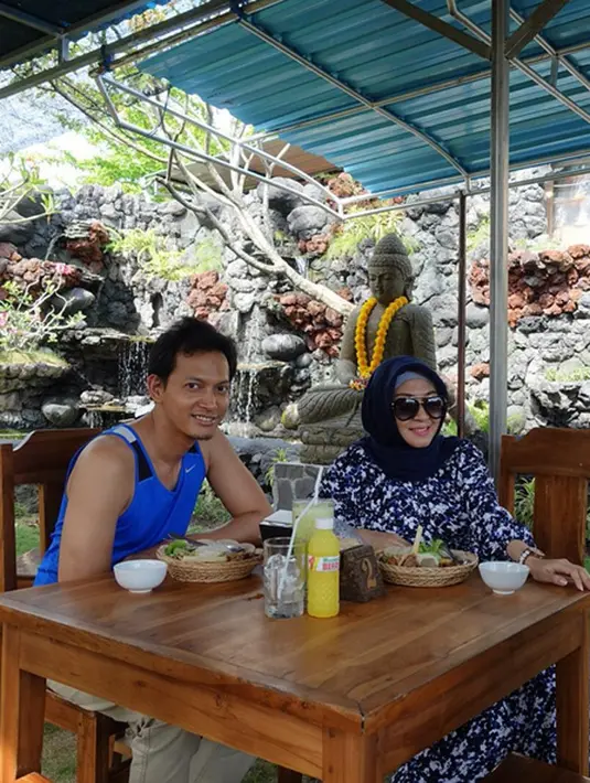 Sebagai ayah baru, Fedi juga memiliki cara saat menidurkan anaknya yang sedang rewel. Bersholawat dan menyanyikan lagu daerah hingga membuat anaknya tenang dan cepat tidur. (Instagram/fedinuril)