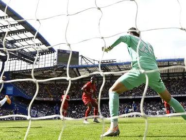 Pemain Chelsea Kai Havertz (kiri) mencetak gol ke gawang Watford pada pertandingan sepak bola Liga Inggris di Stamford Bridge, London, Inggris, 22 Mei 2022. Chelsea menang 2-1. (Glyn KIRK/AFP)