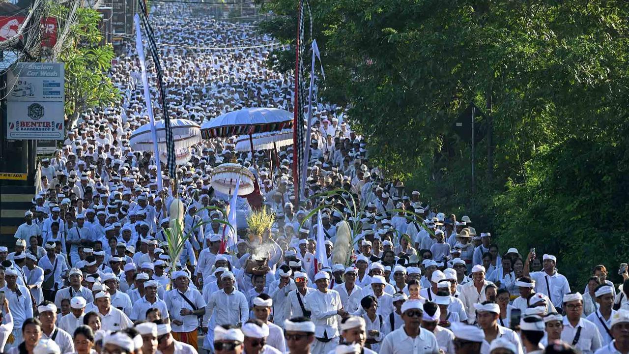 FOTO: Penampakan Ribuan Umat Hindu Berjalan Kaki Sejauh 15 KM Menuju Pura Uluwatu Bali