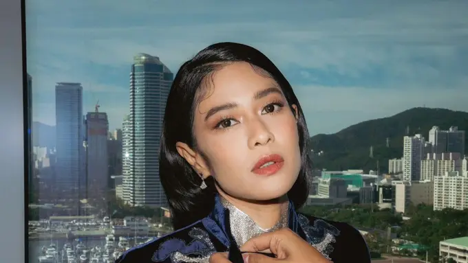 Intip busana tradisional Dian Sastro, mulai dari beskap hingga kebaya kutu baru.