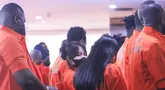Warga Negara Asing (WNA) yang terjaring Operasi Pengawasan Wira Waspada Jabodetabek dihadirkan saat konferensi pers di kantor Direktorat Jenderal Imigrasi, Jakarta, Rabu (8/10/2025). (merdeka.com/Arie Basuki)