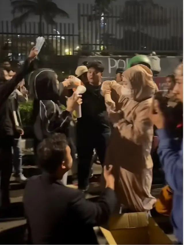 6 Potret Celine Evangelista Bawa Bantuan Medis dan Makanan untuk Pendemo di Jakarta