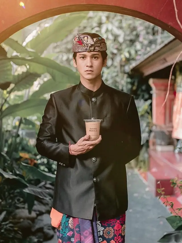 7 Gaya Antonio Blanco Jr Saat Jadi Barista Ini Curi Perhatian