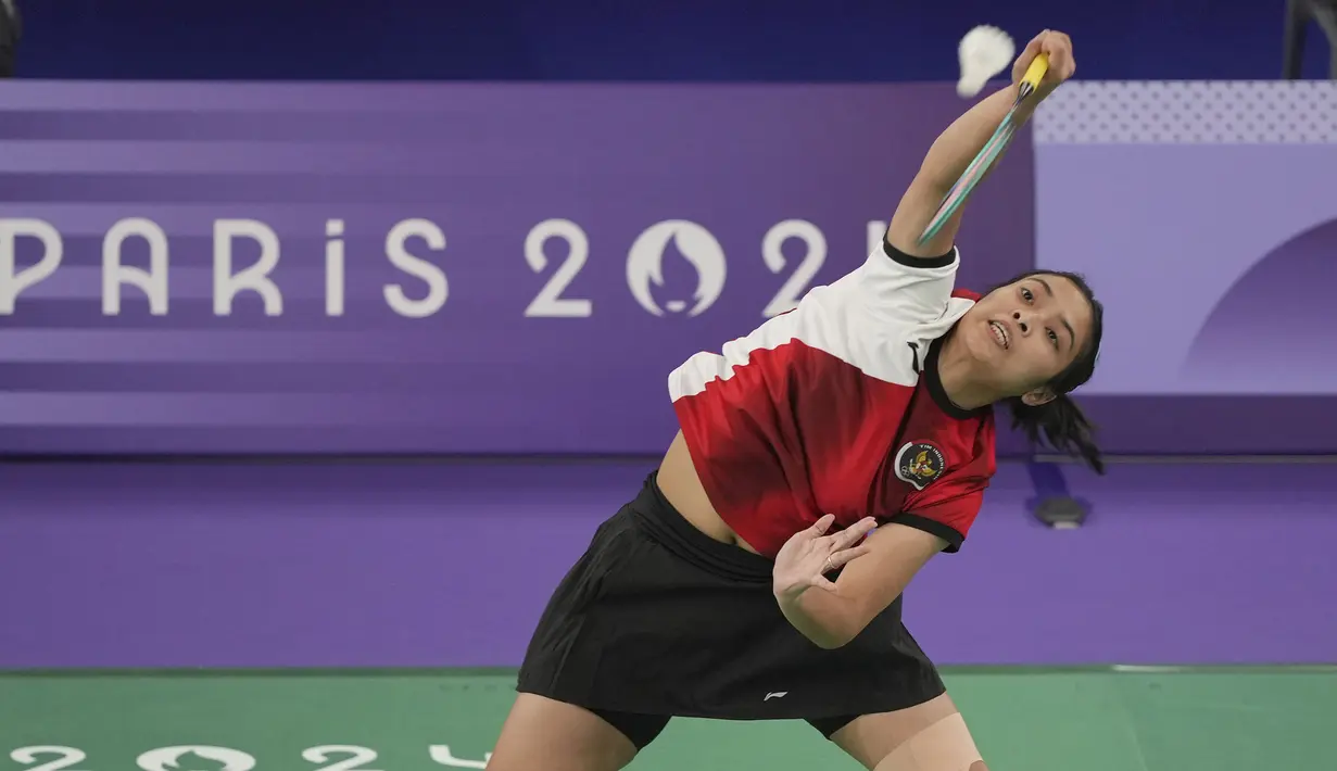 Pebulu tangkis tunggal putri Indonesia, Gregoria Mariska Tunjung melepaskan drop shot saat menghadapi wakil Korea Selatan, An Se-young pada laga semifinal nomor tunggal putri cabor bulu tangkis Olimpiade Paris 2024 di Porte de La Chapelle Arena, Paris, Minggu (4/8/2024). Gregoria Mariska Tunjung kalah rubber-game 21-11, 13-21 dan 16-21. (AP Photo/Kin Cheung)