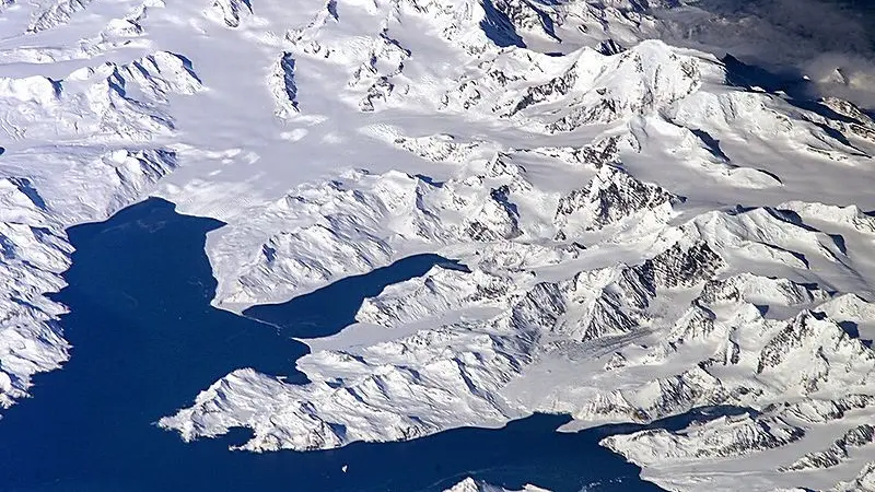 Daratan yang diselimuti salju di Pulau Georgia Island (Wikimedia Commons)
