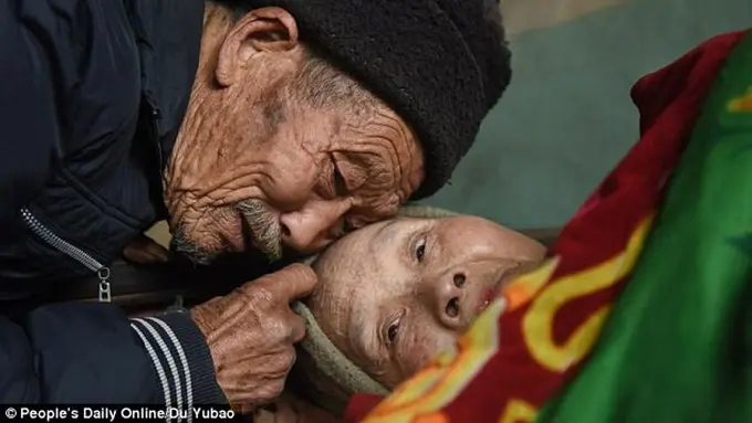 5 Potret Kesetiaan Kakek Nenek Asal China Ini Bikin Nangis!