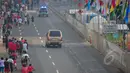 Warga berjalan kaki di sekitar Bundaran HI saat hari tanpa kendaraan atau car free day, Jakarta, Minggu (19/4/2015). Beberapa mengaku tidak tahu jika CFD ditiadakan selama pelaksanaan Konferensi Asia Afrika (KAA). (Liputan6.com/Faizal Fanani)