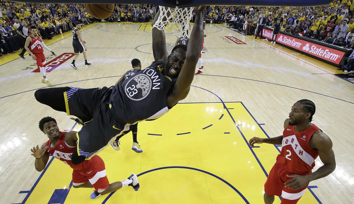 Aksi Draymond Green (tengah) forward Golden State Warriors yang tak mampu dibendung oleh Kyle Lowry (kiri) dan Kawhi Leonard. (AP Photo/Tony Avelar, Pool)