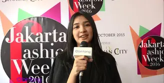 Menghadiri Jakarta Fashion Week 2016, Mikha Tambayong hanya menjadi penikmat fashion. Kurang mengerti fashion salah satu alasan Mikha Tambayong untuk tidak ikut ke dunia fashion.