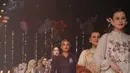 Setiap langkah di panggung mencerminkan harmoni antara tradisi dan inovasi, menghadirkan kisah yang tertuang dalam desain yang elegan dan penuh makna. [Dok. Heaven Lights]