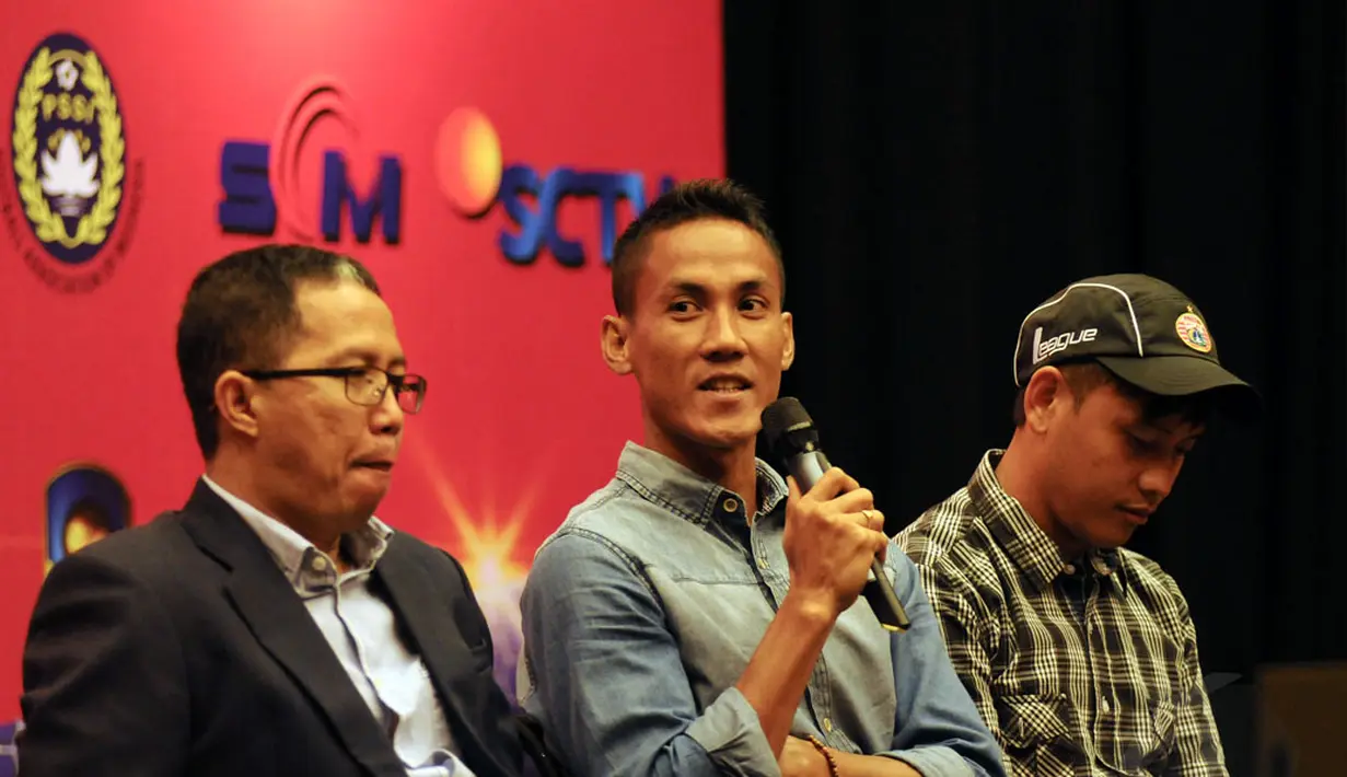 Gelandang Persija Jakarta, Ambrizal (tengah) memberikan sejumlah keterangan saat konferensi pers jelang turnamen pramusim Surya Citra Media (SCM) Cup 2015, Jakarta, Senin (12/1). SCM Cup digelar pada 17-27 Januari 2015. (Liputan6.com/Helmi Fithriansyah)