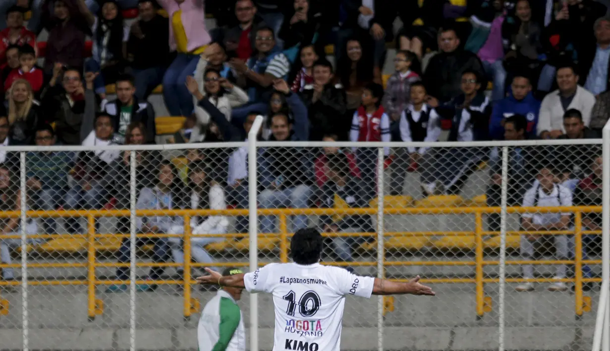 Mantan Penyerang Argentina, Diego Armando Maradona  merayakan selebrasi bersama para penonton usai mencetak gol pada laga amal untuk Perdamaian di Techo stadion, Bogota, Kolumbia (10/42015). (REUTERS/John Vizcaino)