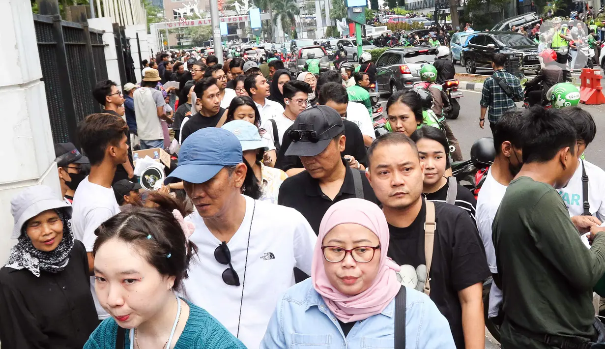 Fans dari berbagai wilayah di Tanah Air, sengaja datang lebih awal karena takut berdesakan akibat antrean panjang. (Liputan6.com/Herman Zakharia)