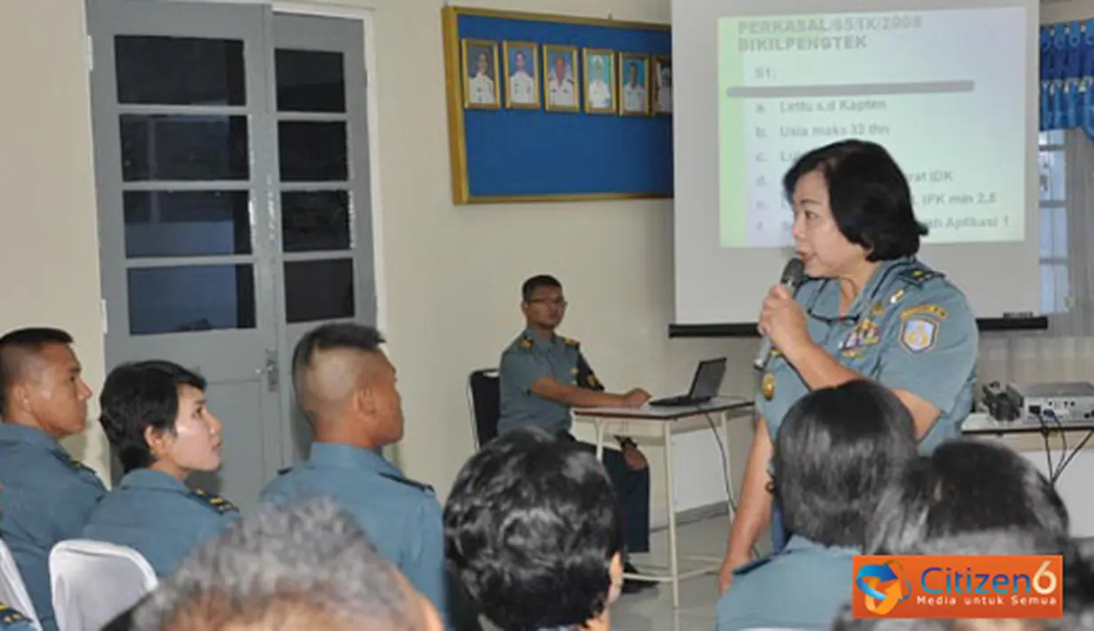 Citizen6, Surabaya: Kadiskesal) Laksma TNI dr. Jeanne PMR Winaktu memberikan pembekalan kepada siswa Diktukpa TNI AL Aula Pusdikes Kesatrian Bumimoro, Kobangdikal, Senin, (10/9). (Pengirim: Penkobangdikal).