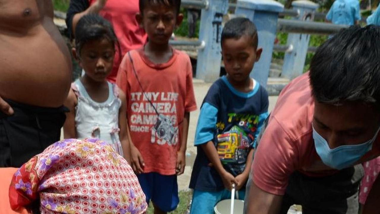 "Baru 2 minggu datang lagi. Ini kedua kalinya (bantuan air bersih). Buat minum, iya dimasak," ujarnya.