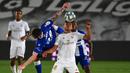Gelandang Real Madrid, Casemiro, berebut bola dengan gelandang Alaves, Oliver Burke, pada laga lanjutan La Liga pekan ke-35 di Stadion Alfredo di Stefano, Sabtu (11/7/2020) dini hari WIB. Real Madrid menang 2-0 atas Alaves. (AFP/Gabriel Bouys)