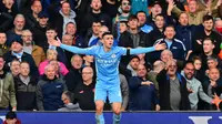 Pemain Manchester City, Phil Foden, merayakan gol yang dicetaknya ke gawang Liverpool dalam laga pekan ketujuh Liga Inggris di Anfield, Minggu (3/10/2021). Gol Phil Foden membuat kedudukan menjadi imbang 2-2 dan The Citizens pulang membawa satu poin. (PAUL ELLIS / AFP)