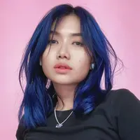 Marshella Aprilia pertama kali curi perhatian tahun 2021 saat gelaran Piala AFF 2020. Seperti diketahui, karena pandemi Covid-19, Piala AFF edisi 2020 terpaksa digelar pada tahun 2021. Permainan apik Pratama Arhan di lapangan membuat kehidupannya kemudian dikulik publik, tak terkecuali dengan kekasihnya saat itu yakni Marshella Aprilia. Netizen pun ramai bubuhkan komentar di Instagram Shella. (Liputan6.com/IG/@marshellaprilia)