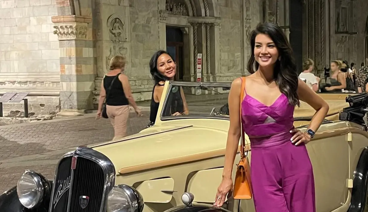 Seru menikmati liburan di Italia, Farah Quinn terlihat menikmati momen indah tersebut bersama sahabat. Mengabadikan momen di tengah bangunan megah dengan desain arsitektur bergaya khas Eropa, penampilannya terlihat keren dan menawan. (Liputan6.com/IG/@farahquinnofficial)